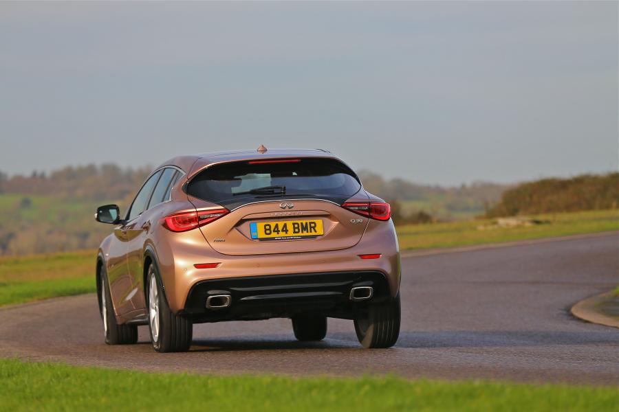  Infiniti Q30 2.2d AWD 2016 года  (UK) (фото 11 из 27)